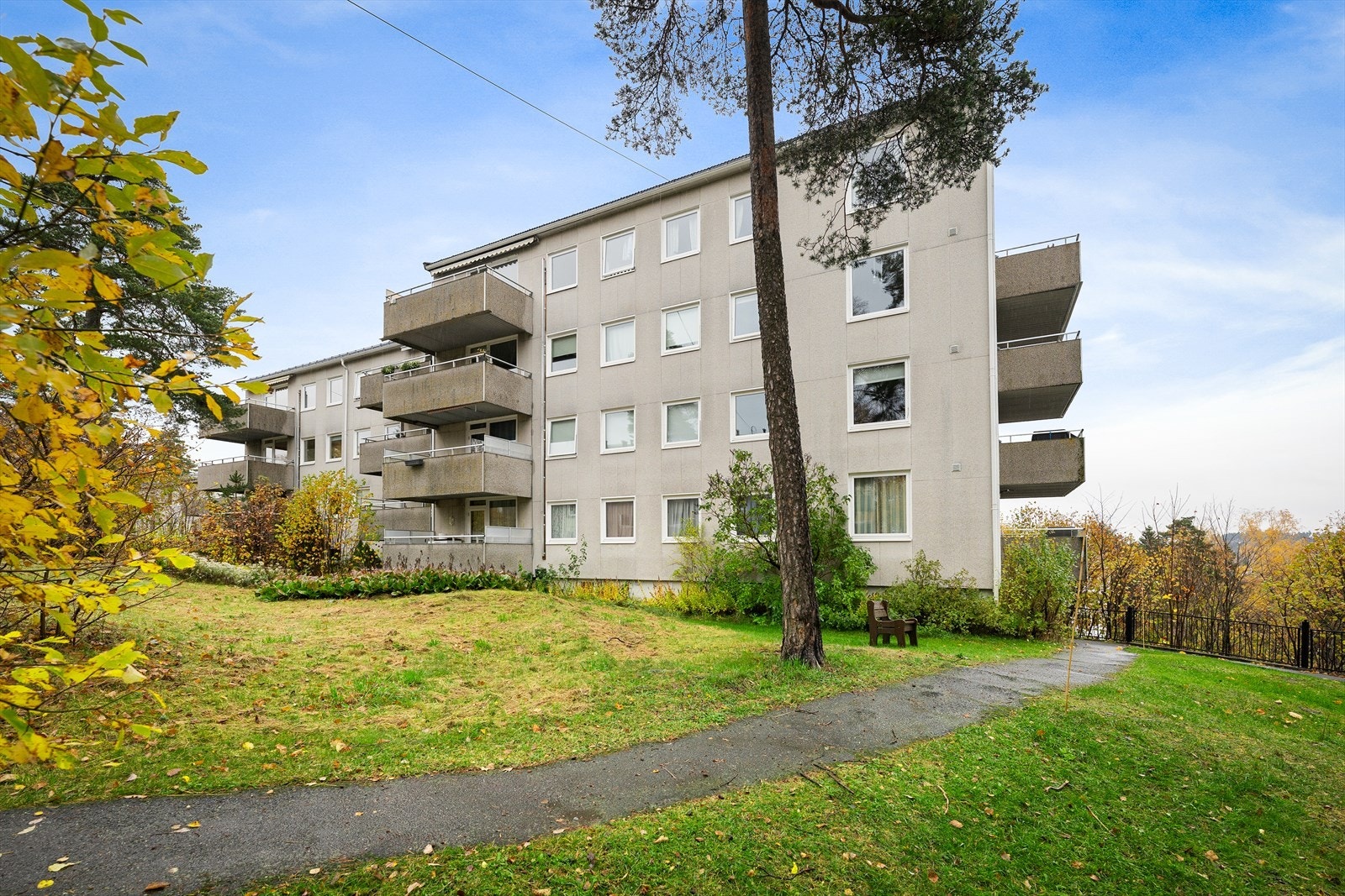 Leiligheten ligger i 3. etasje og har en barnevennlig beliggenhet i grønne omgivelser på Østerås Galleribilde