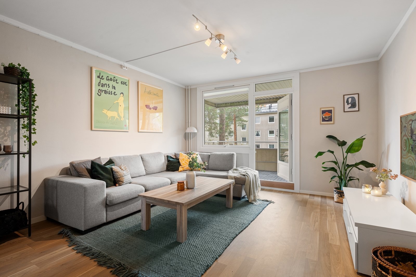 Leiligheten har en innbydende og luftig stue med store vindusflater som slipper inn rikelig med dagslys Galleribilde