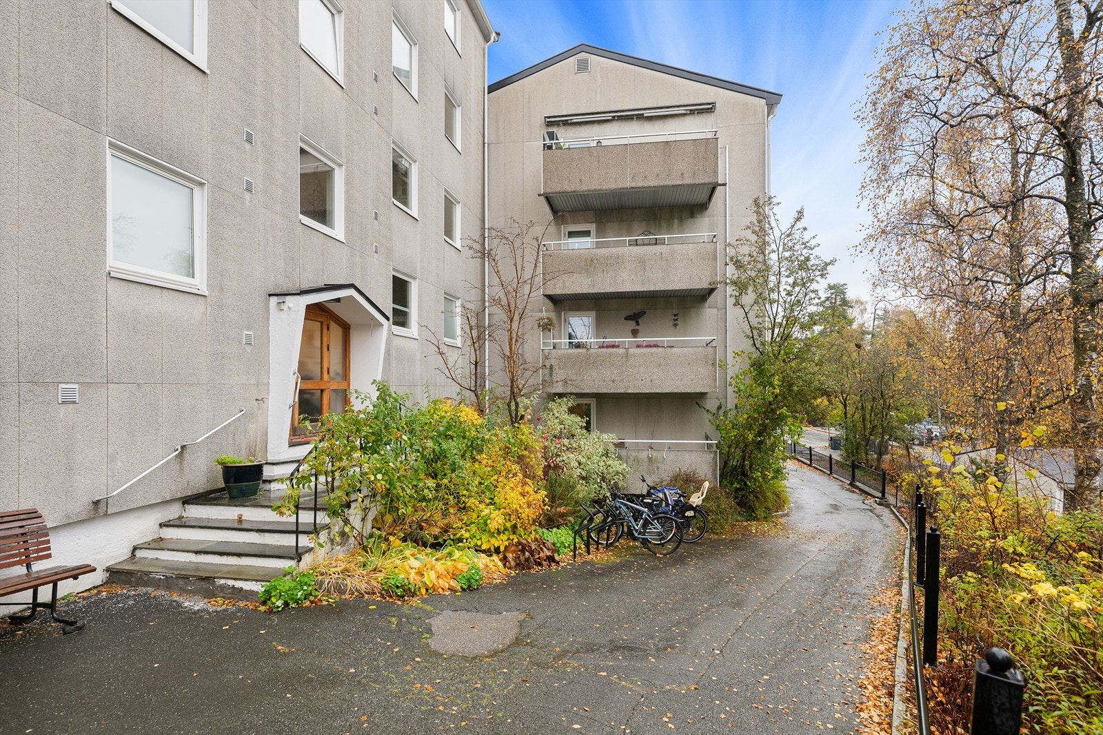 Her bor du i et rolig og etablert nabolag med store friarealer, kort vei til marka og gangavstand til både skole, barnehage, buss, T-bane og kjøpesentre Galleribilde