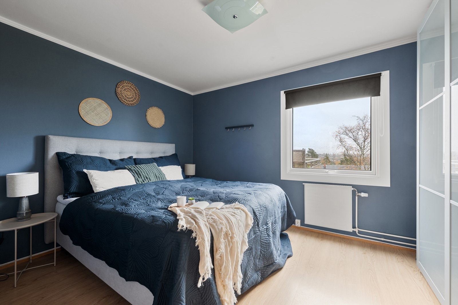 Hovedsoverommet har god plass til dobbeltseng, nattbord og garderobeskap Galleribilde