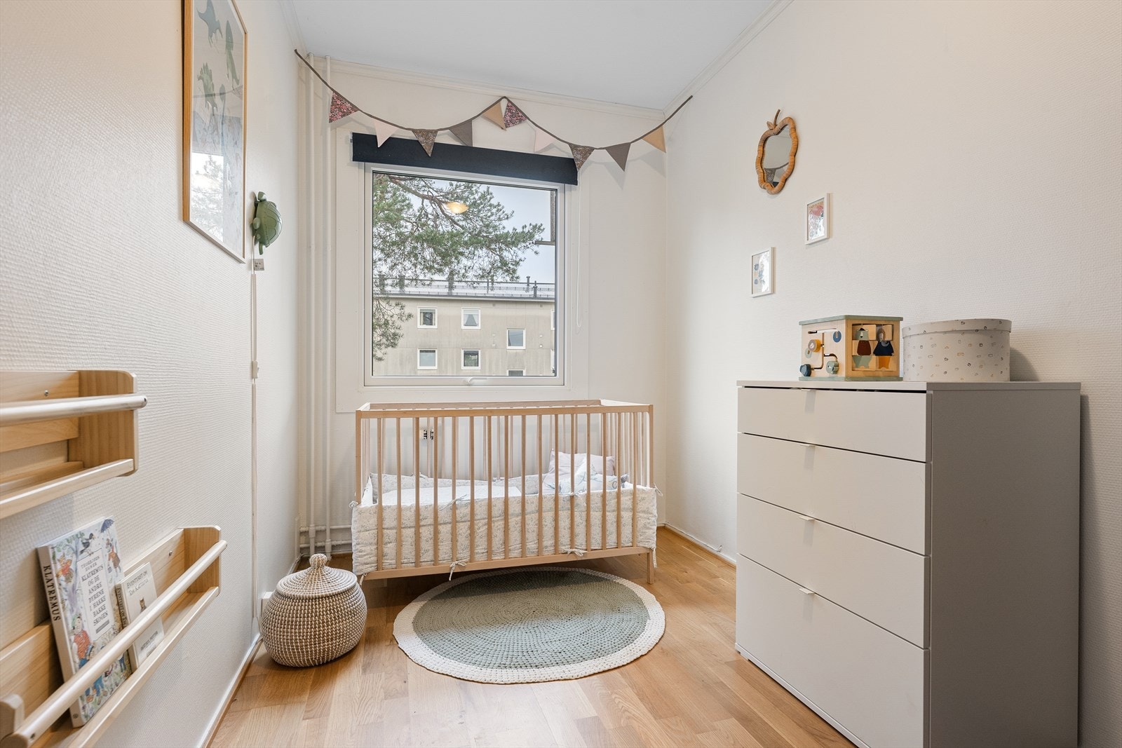 Alle rom har lyse overflater og store vindusflater som gir rikelig med naturlig lys og en behagelig atmosfære Galleribilde