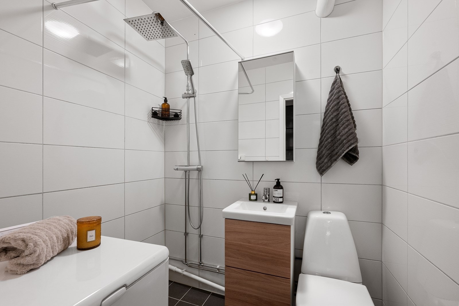 Stilig og funksjonelt baderom med flislagte vegger og gulv med elektriske varmekabler Galleribilde