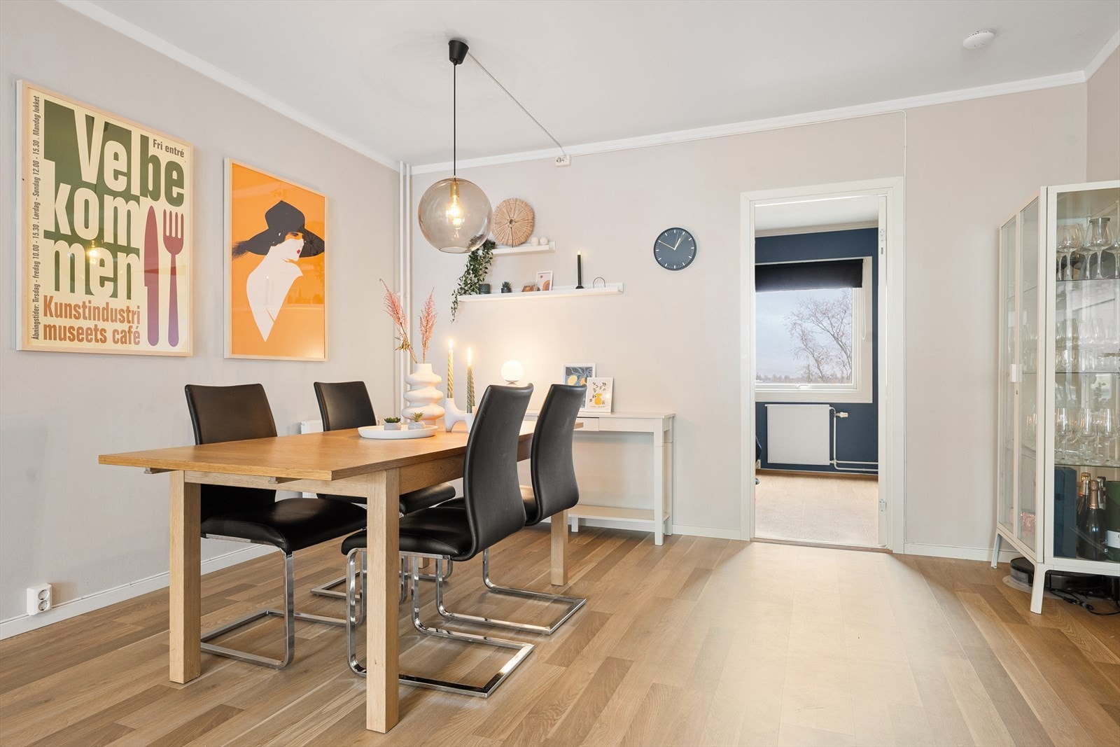 Perfekt spisestue for hyggelige måltider og sosiale sammenkomster Galleribilde