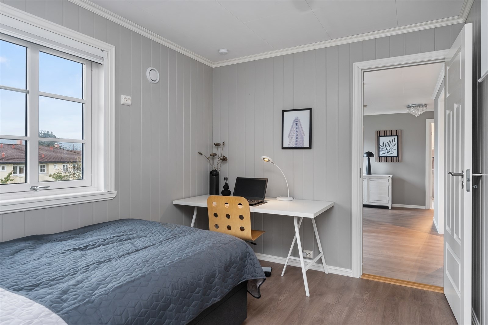 Plass til skrivebord ved vinduet gir et lyst arbeidsområde. Galleribilde