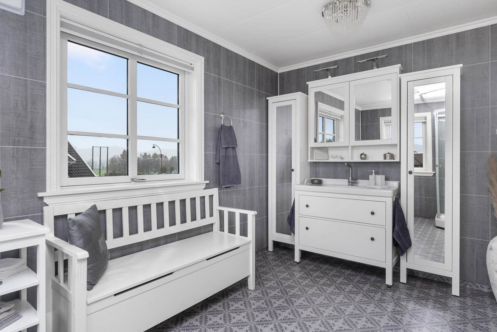 Speilskap og høyskap gir god oppbevaringsplass for div. baderomsartikler. Galleribilde