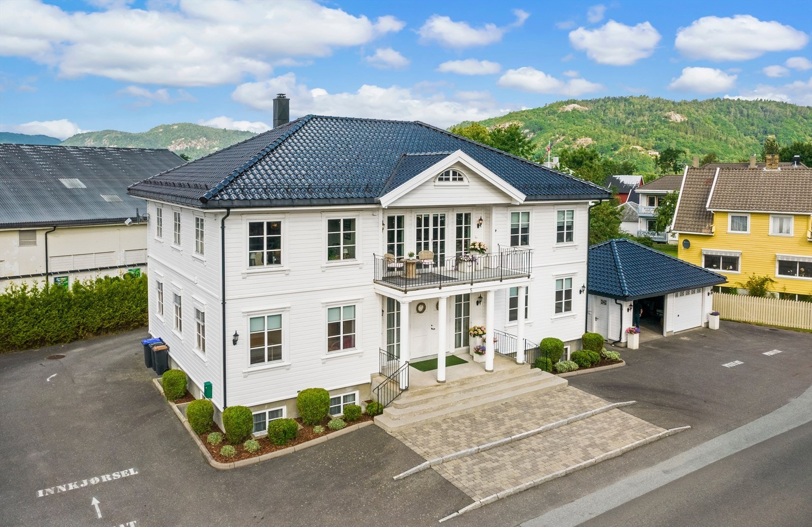 Velholdt innkjørsel gir et innbydende førsteinntrykk. Galleribilde