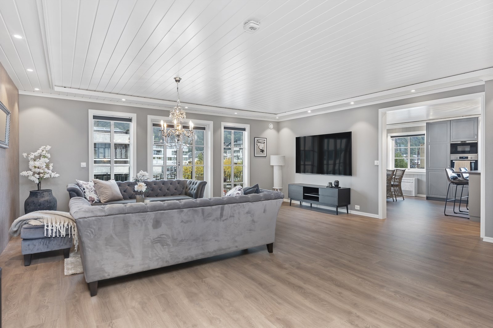 Store vindusflater gir rommet et lysinnslipp som skaper en behagelig atmosfære. Galleribilde