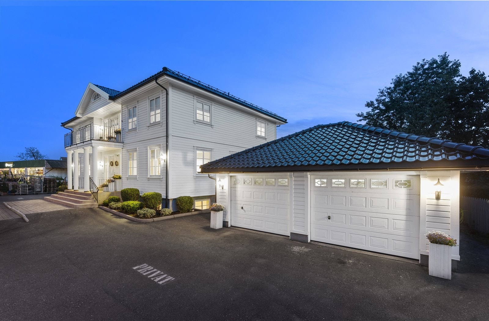 Belysning rundt huset skaper en innbydende atmosfære på kveldstid. Galleribilde