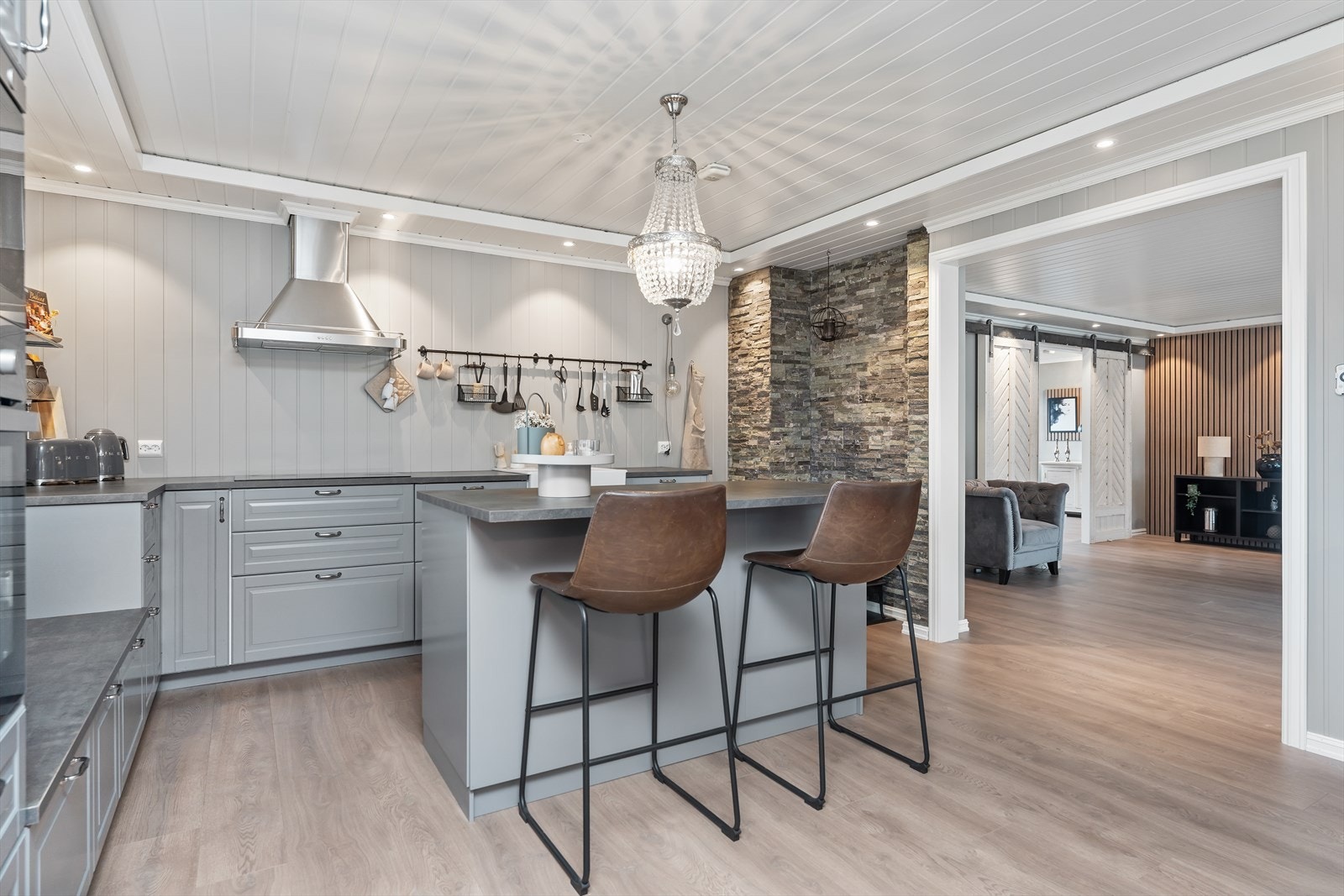 Kjøkkenøy med sitteplass. Galleribilde