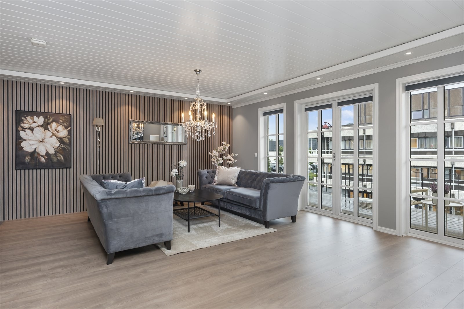 Store vindusflater gir rikelig med naturlig lys inn i stuen. Galleribilde