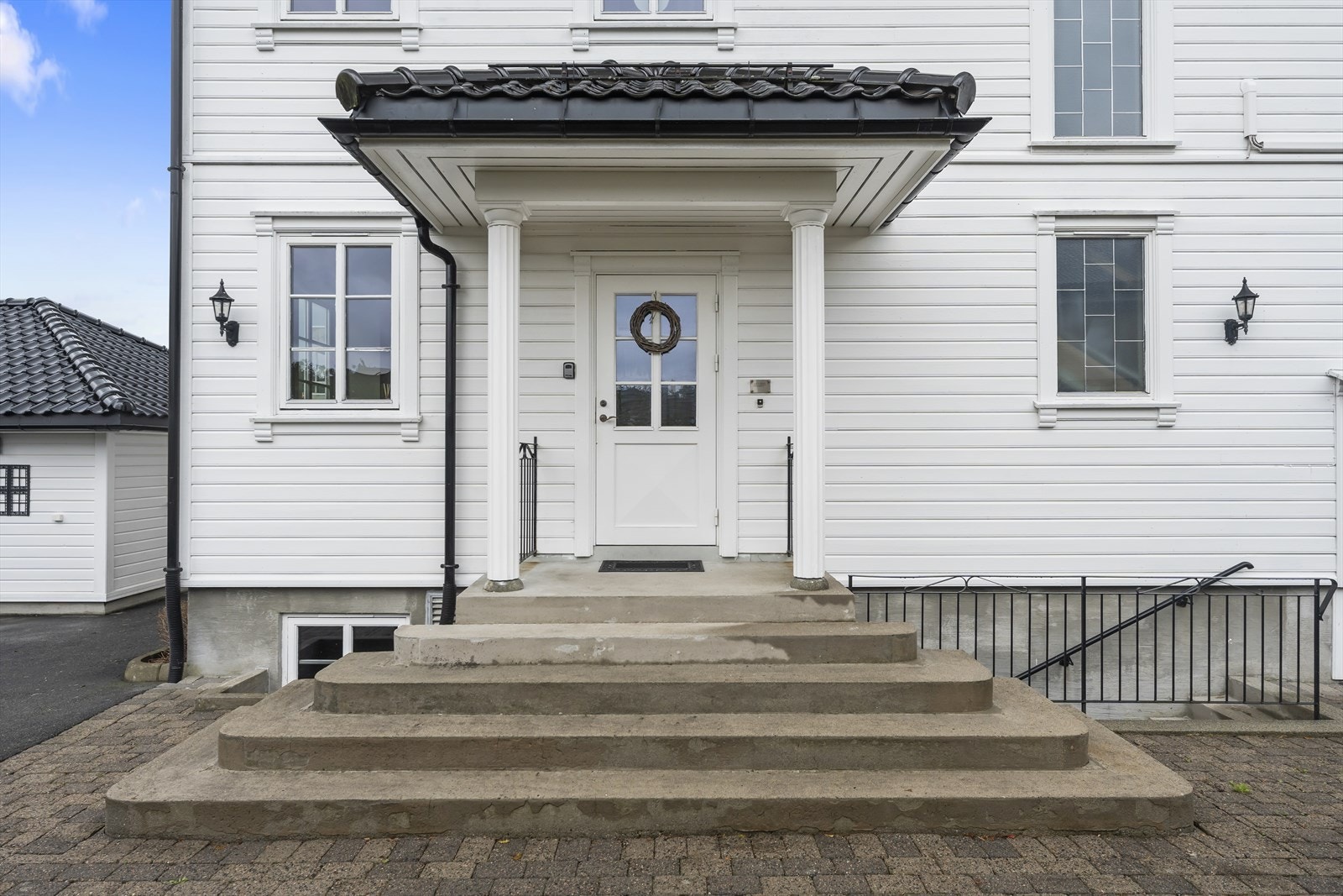 Inngangspartiet med søyler og trapp gir en elegant adkomst. Galleribilde