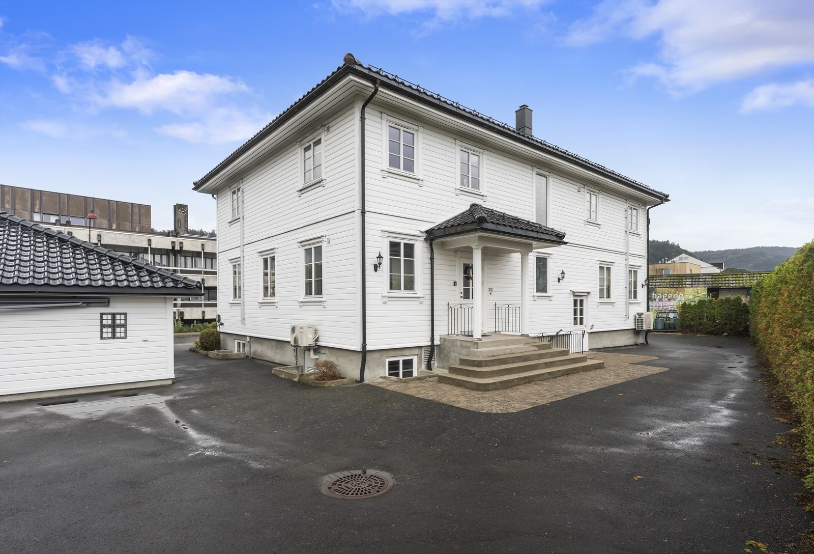 Husets hvite fasade med sorte takstein gir et klassisk uttrykk. Galleribilde