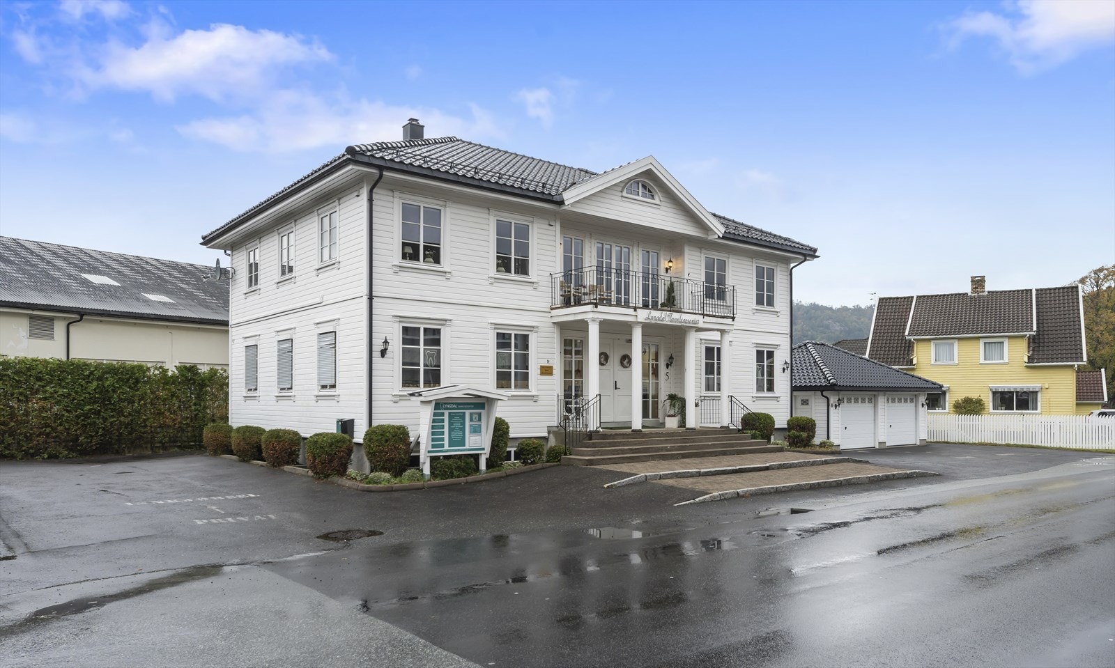 Dobbel garasje med hvite porter gir god parkeringsmulighet. Galleribilde