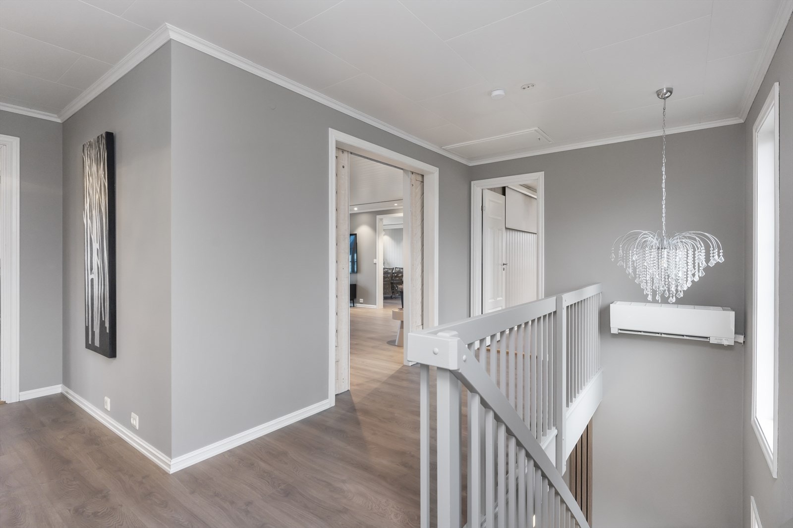 Åpen løsning mellom gang og stue gir romslig forbindelse til oppholdsrommet. Galleribilde