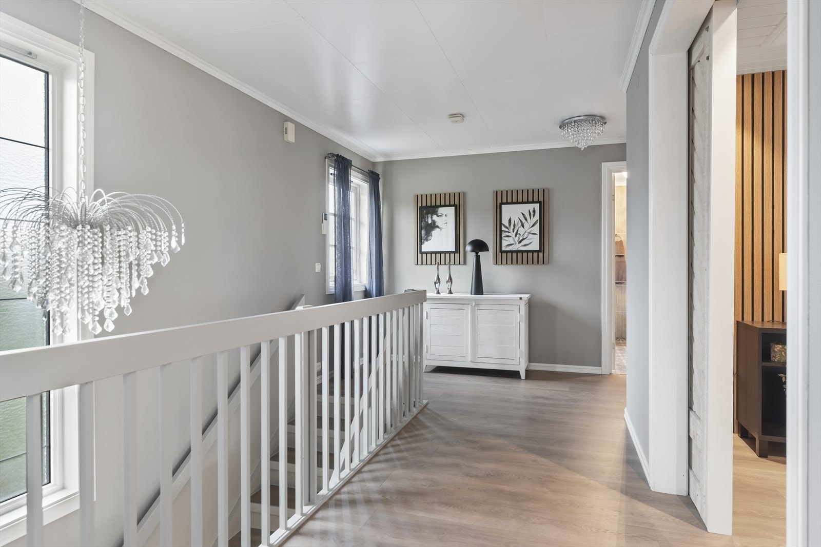 Gangen har plass til kommode og diverse dekor som gir en funksjonell og hyggelig atmosfære. Galleribilde