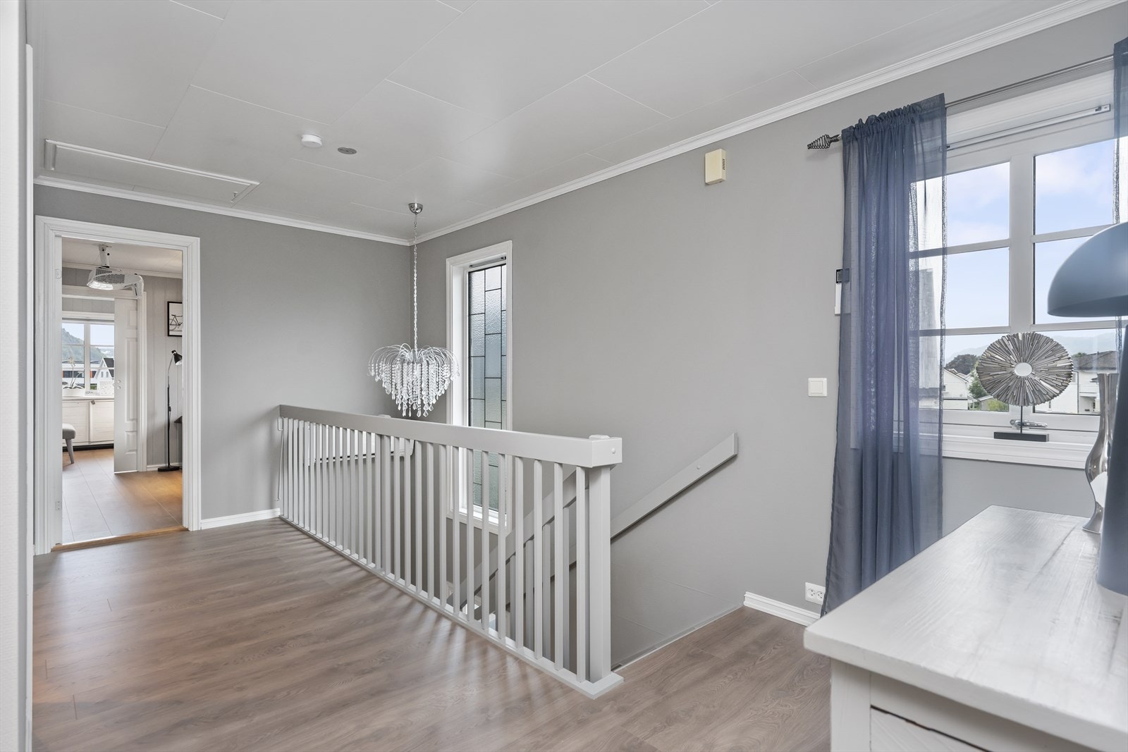 Store vindusflater i trappeoppgangen slipper inn godt med naturlig lys. Galleribilde