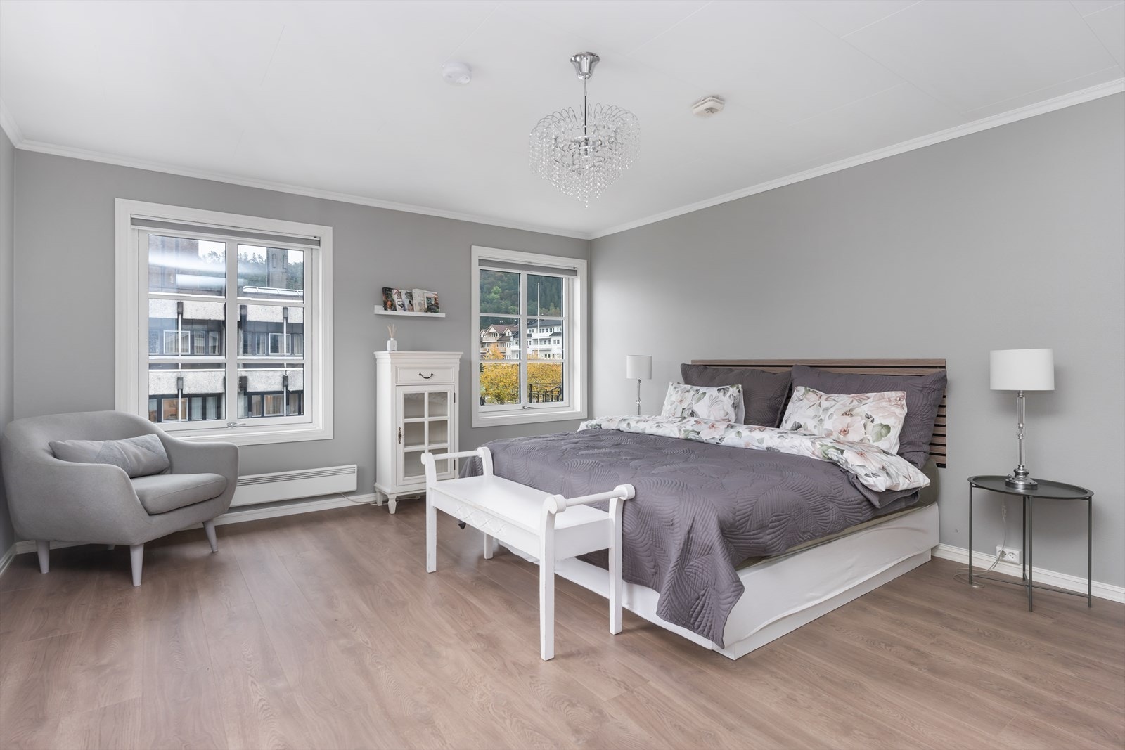 Rommet har plass til både dobbeltseng og diverse møblering. Galleribilde