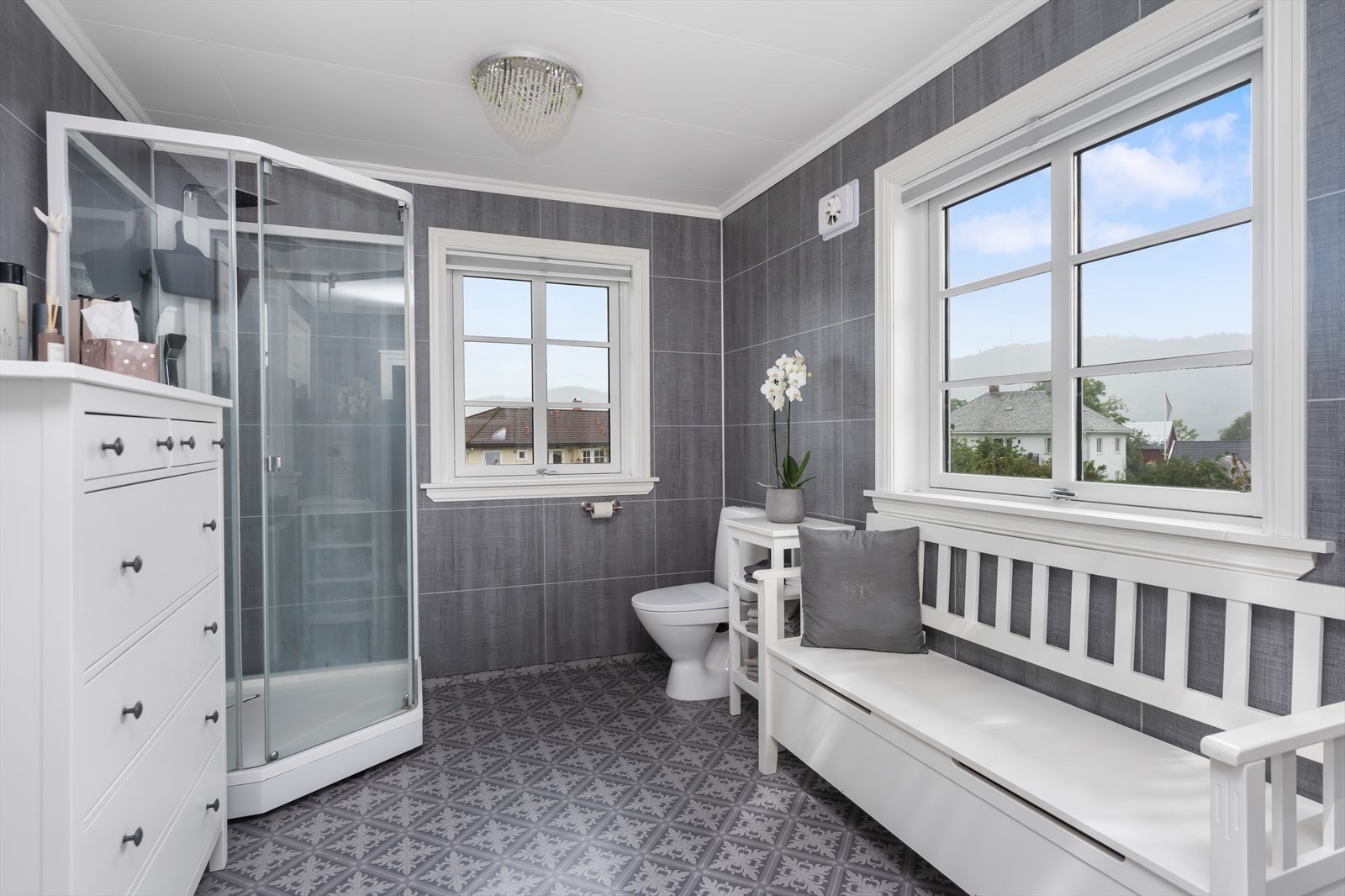 Baderommet har servant, dusjkabinett og toalett. Galleribilde
