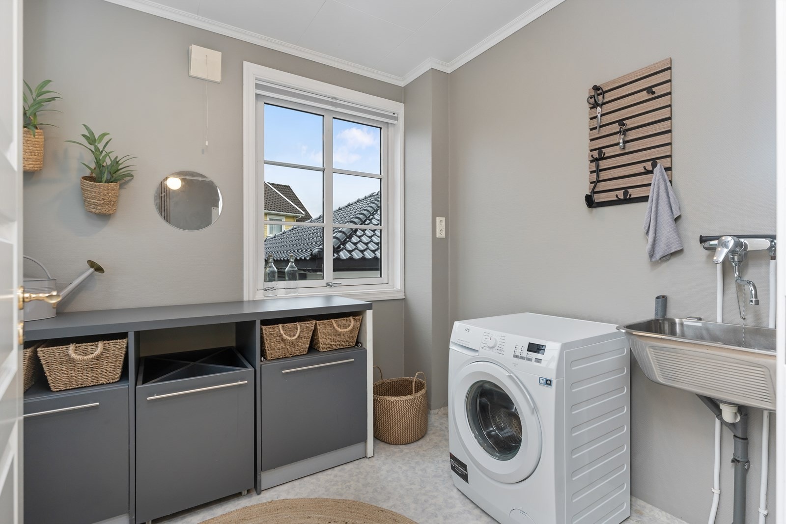 Vaskerom med opplegg til vaskemaskin og oppvaskkum. Her er også plass til praktisk innredning. Galleribilde