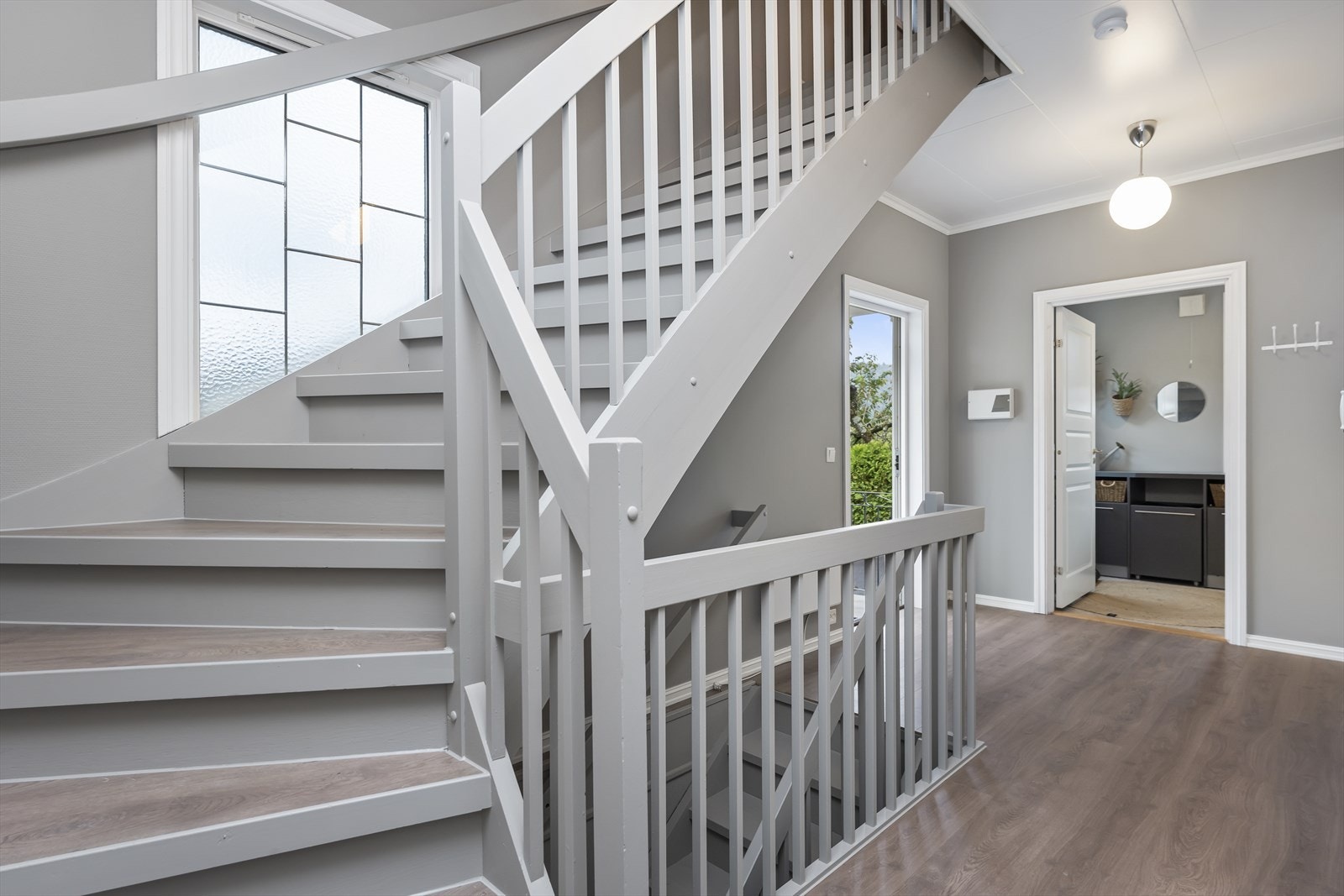 Trappen i entréen leder til både underetasje og overetasje, med praktisk tilknytning til vaskerom. Galleribilde