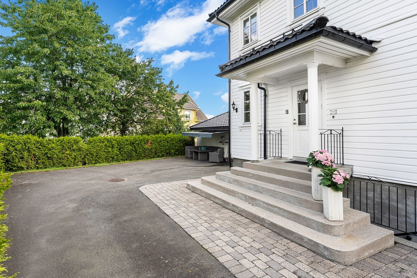 Overbygget inngangsparti med steintrapp. Galleribilde