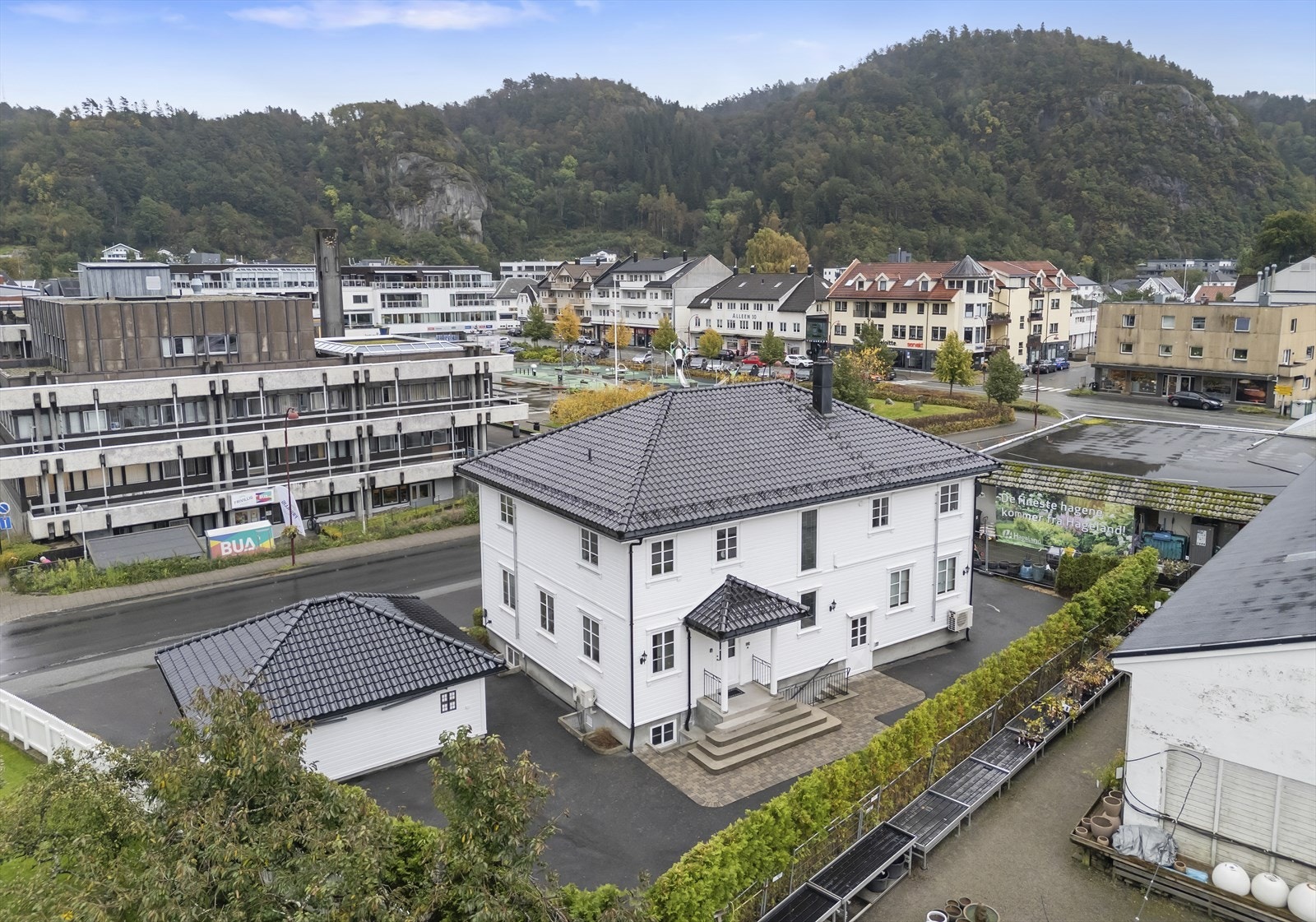 Eiendommen ligger sentralt med nærhet til butikker og tjenester. Galleribilde