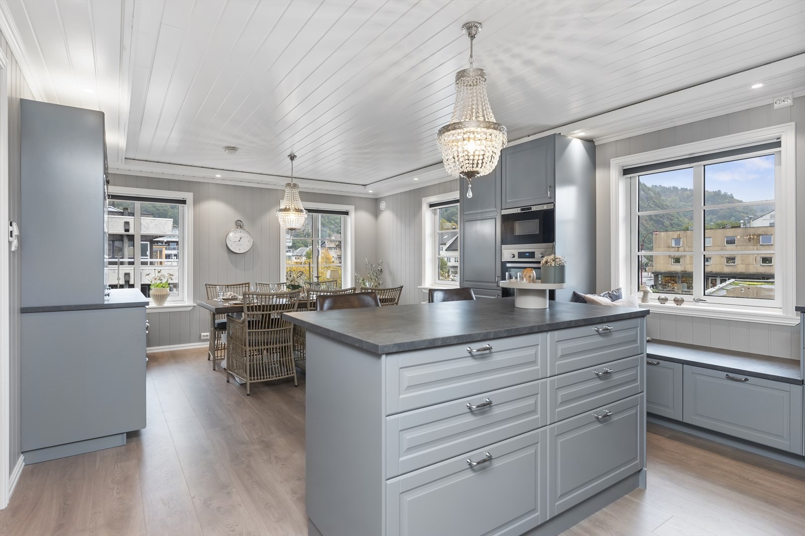 Kjøkkenet har en romslig planløsning med tilhørende spisetue. Galleribilde