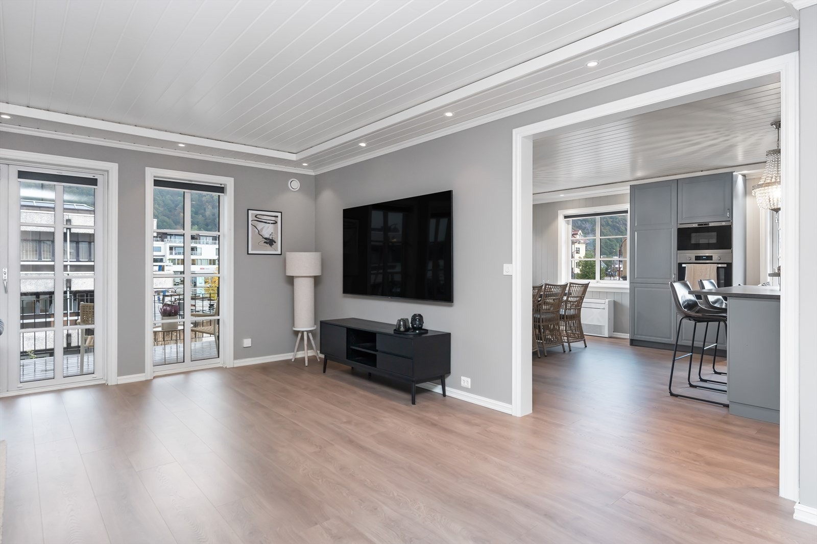 Direkte forbindelse til kjøkkenet gir en naturlig overgang mellom stue og matlagingsområde. Galleribilde