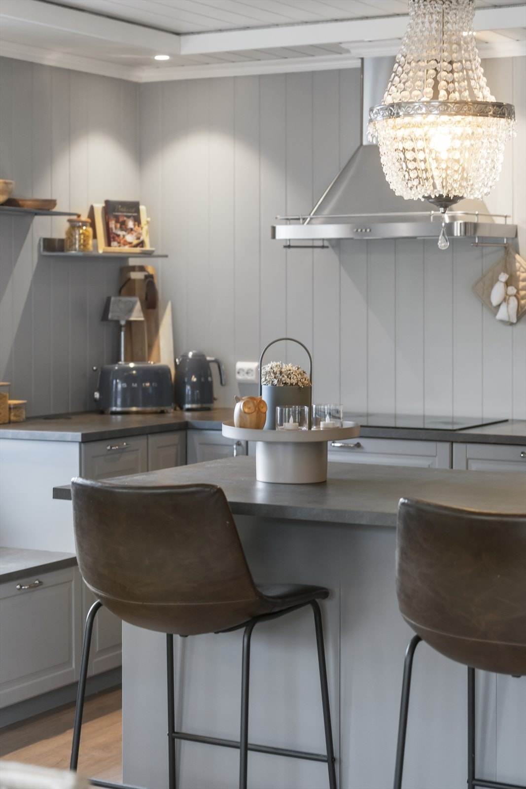 Plasseringen av kjøkkenøyen gir en naturlig samlingsplass for måltider og sosialt samvær. Galleribilde