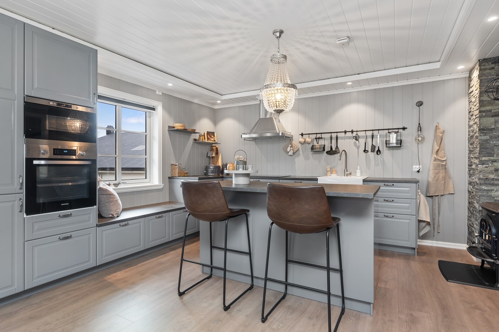 Kjøkkenet har god skap -og benkeplass med integrerte hvitevarer. Galleribilde