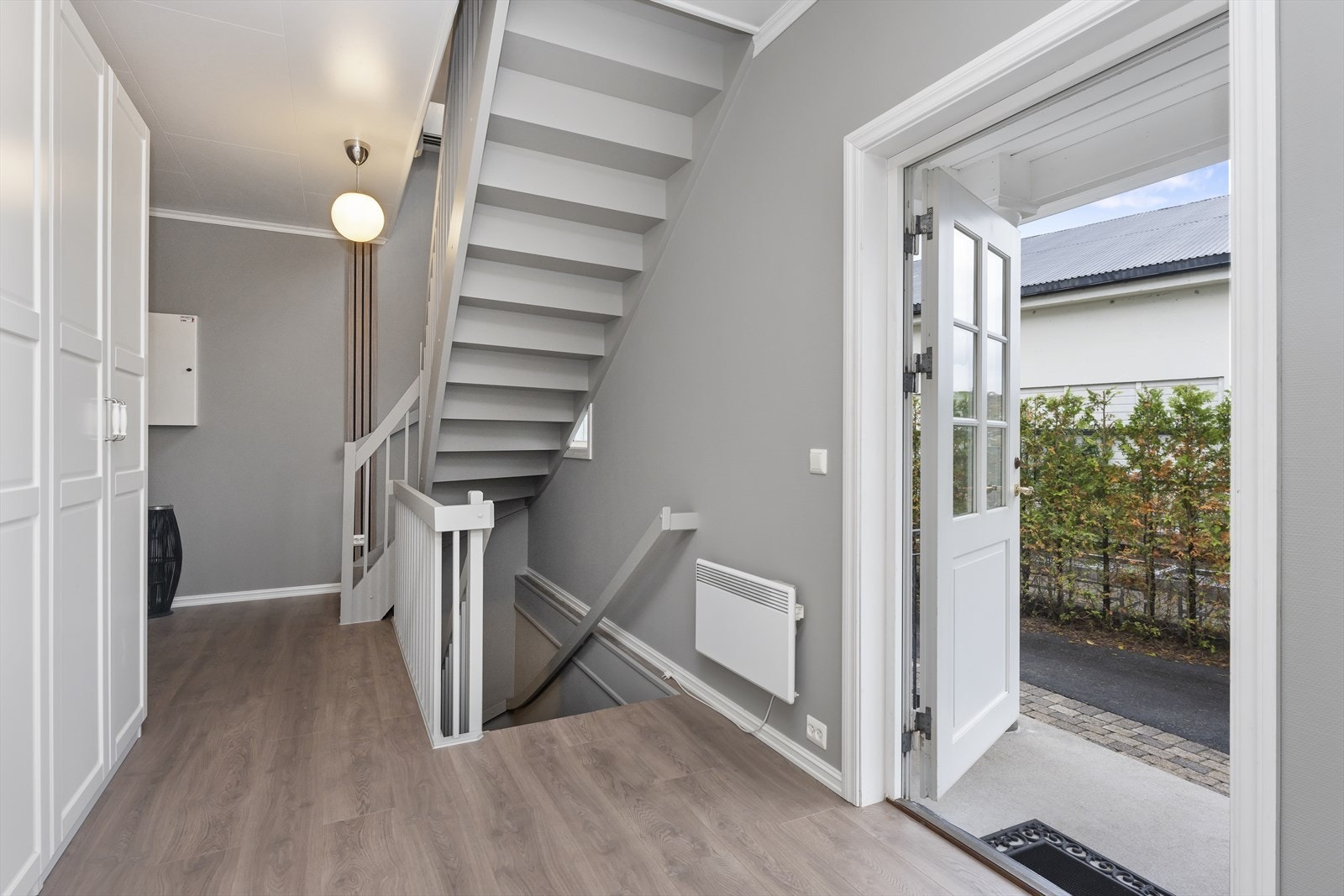 Direkte utgang til gårdsplass fra entréen gir enkel tilgang til uteområdet. Galleribilde
