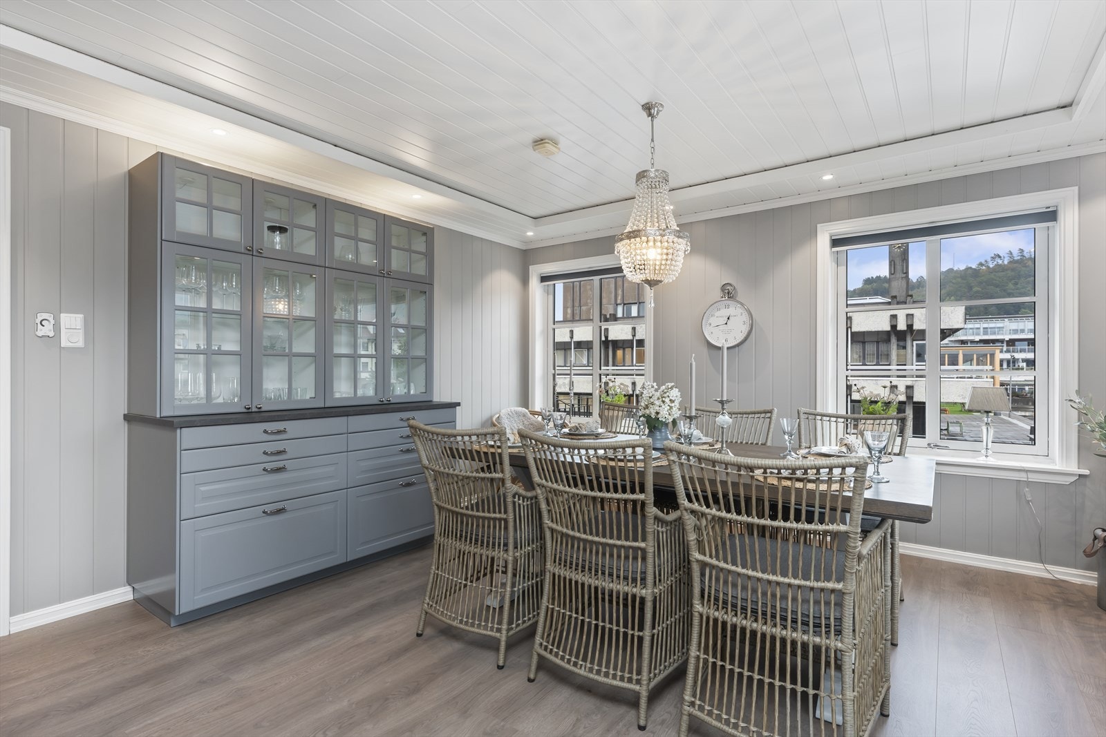 God plass til langbord som gir rom for hyggelige måltider. Galleribilde