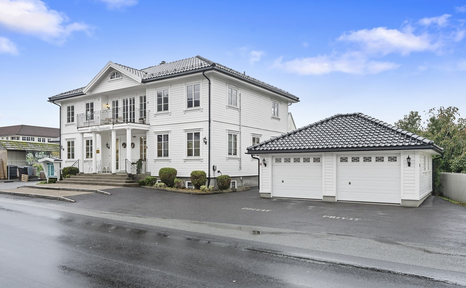 Romslig gårdsplass gir god plass til flere kjøretøy. Galleribilde