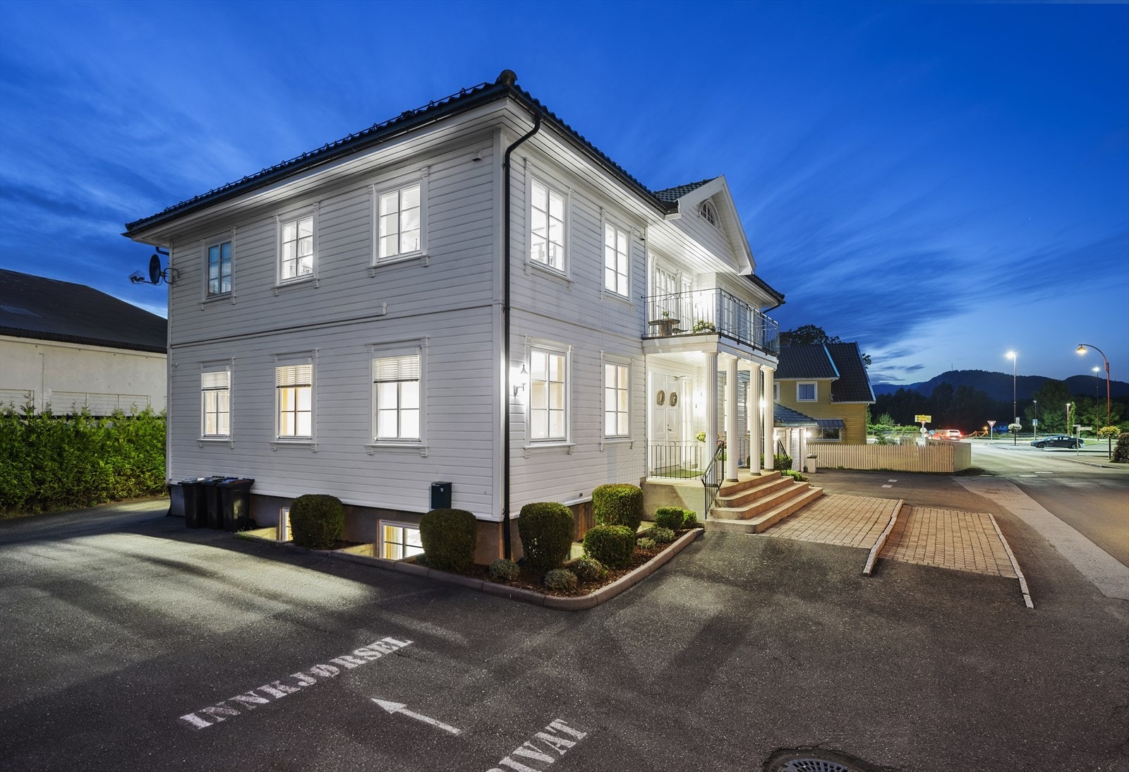 Inngangspartiet med belysning gir et varmt velkomstinntrykk. Galleribilde