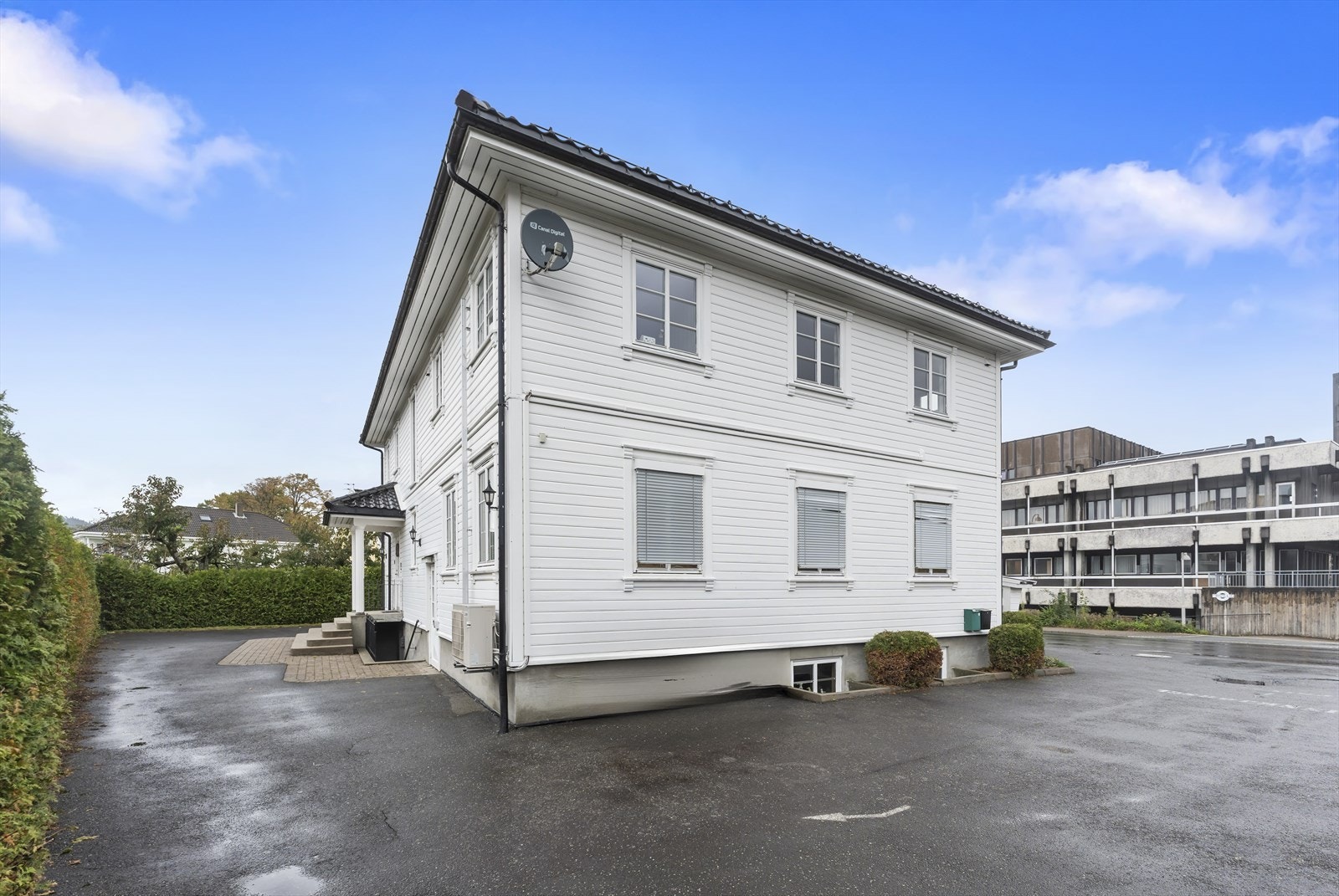 Asfaltert innkjørsel gir enkel tilgang til eiendommen. Galleribilde