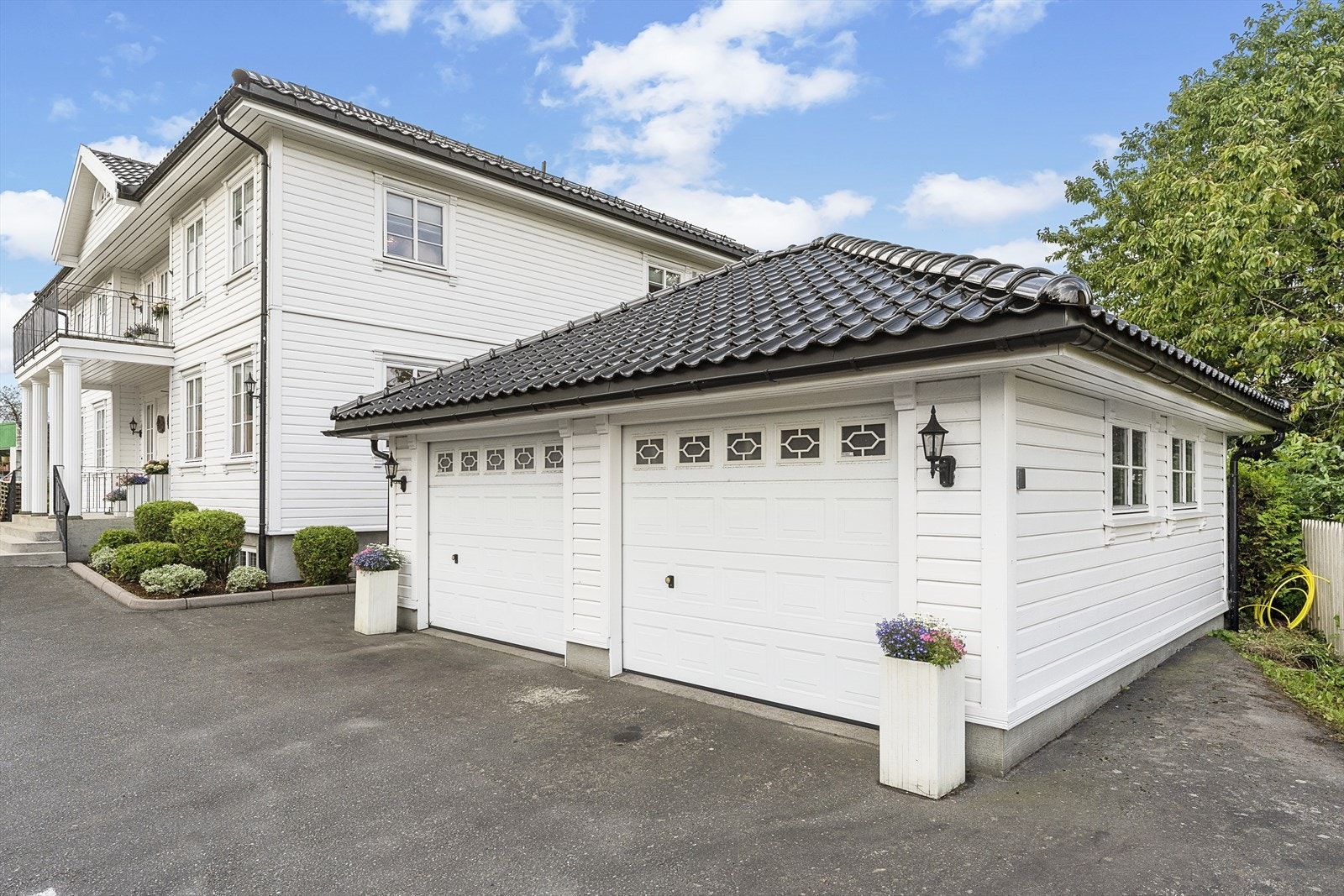 Dobbelgarasje med automatiske porter gir god plass til parkering. Galleribilde