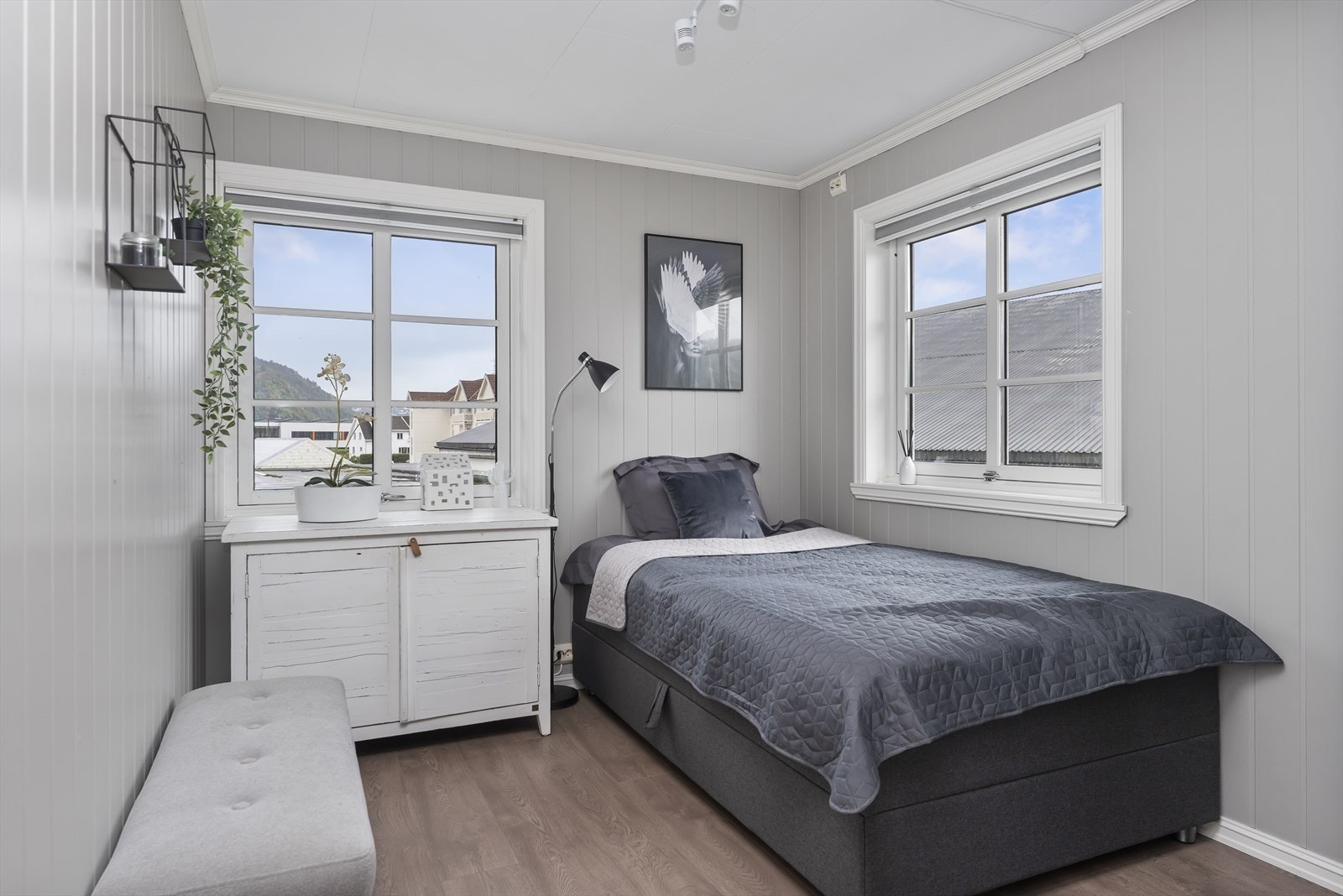 Soverom 2 har to vinduer som gir rikelig med naturlig lys til rommet. Galleribilde