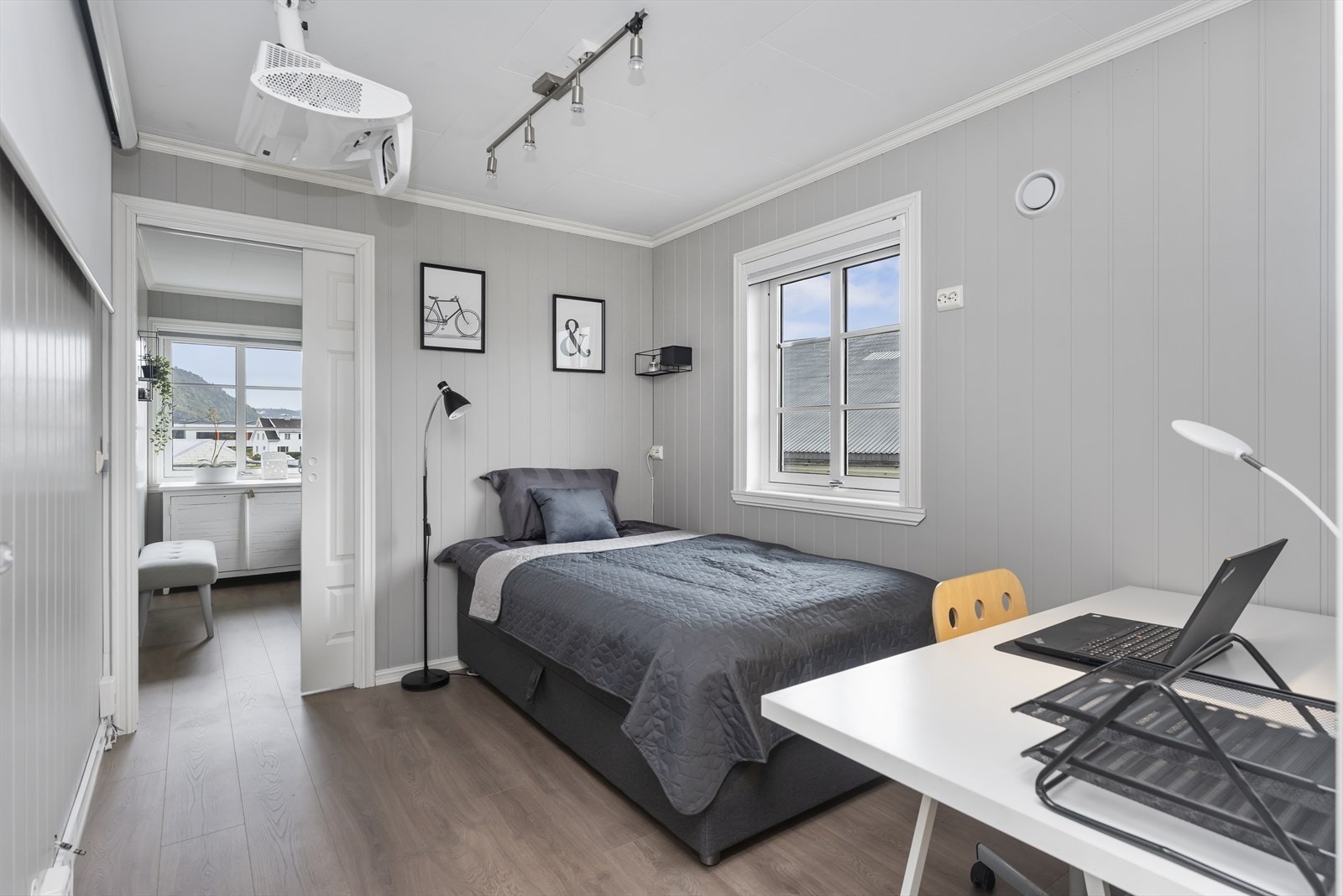 Soverom med direkte forbindelse til neste soverom. Galleribilde