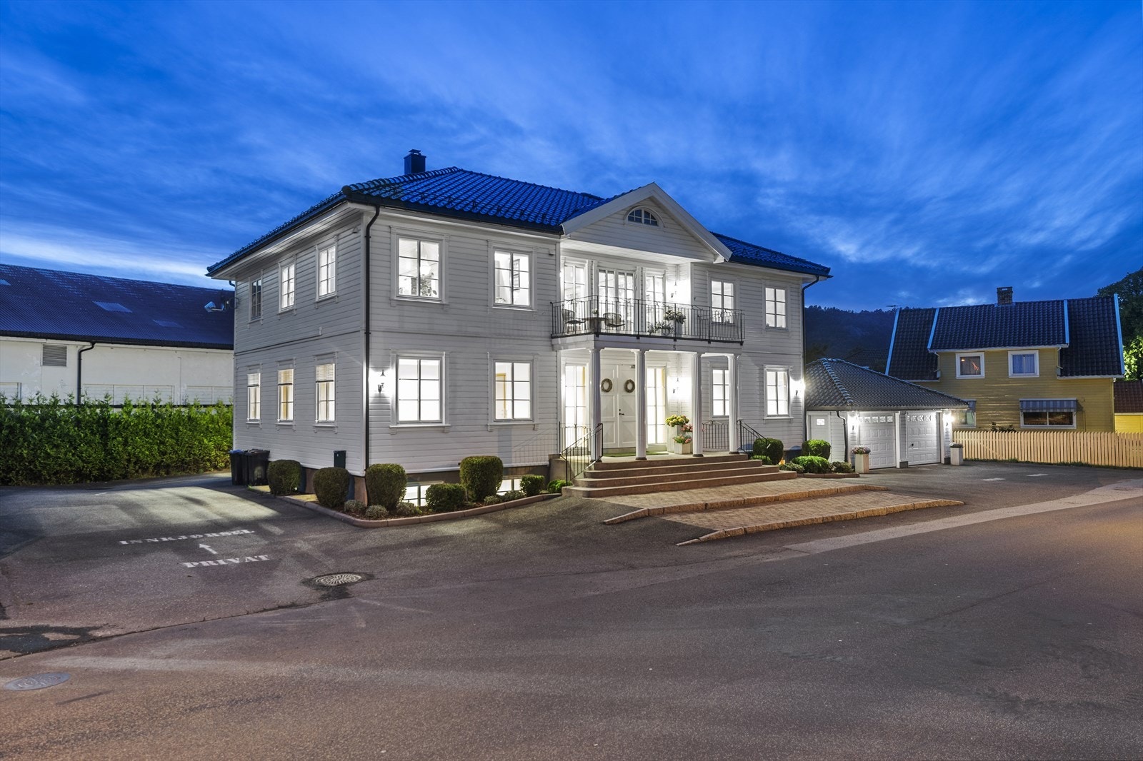 Dobbel garasje og stor gårdsplass gir praktiske parkeringsmuligheter. Galleribilde