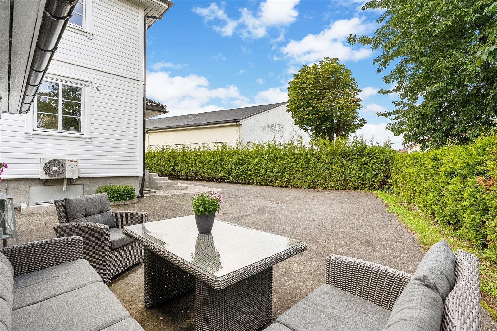 Uteplassen er skjermet av hekk og gir et privat område. Galleribilde