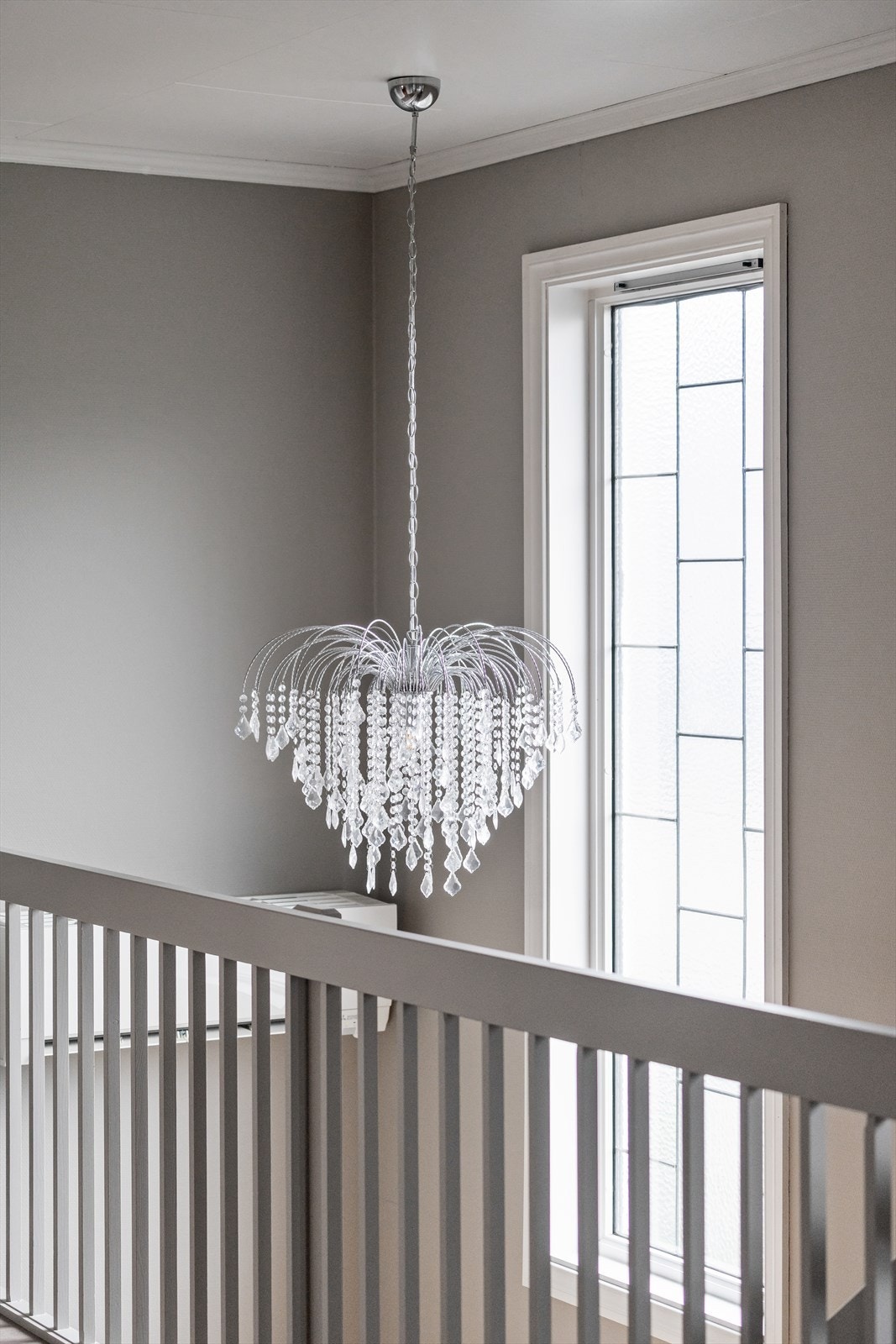 Det store vinduet i trappeoppgangen gir et elegant lysinnslag. Galleribilde