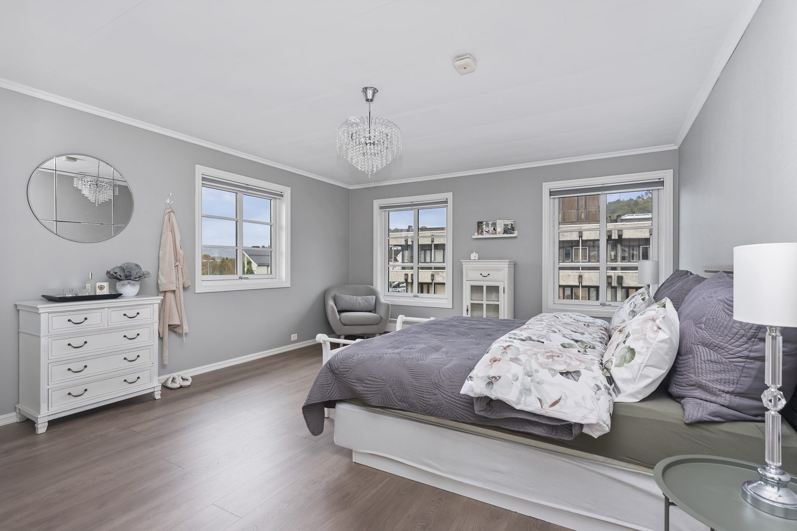 Romslig hovedsoverom. Her er store vinduer som gir godt med dagslys inn på rommet. Galleribilde