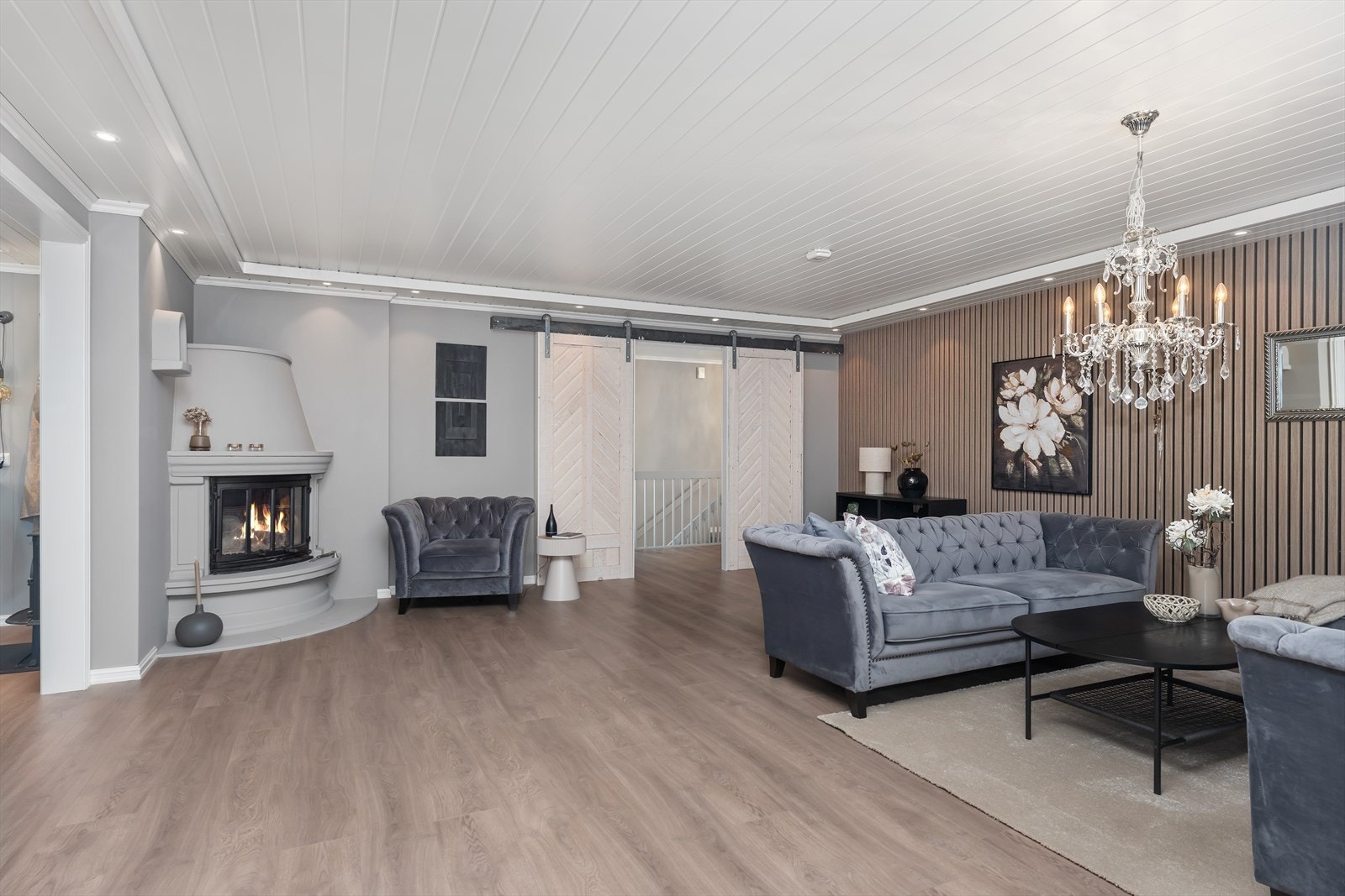 Vedovn bidrar med jevn varme og skaper et samlingspunkt i stuen. Galleribilde