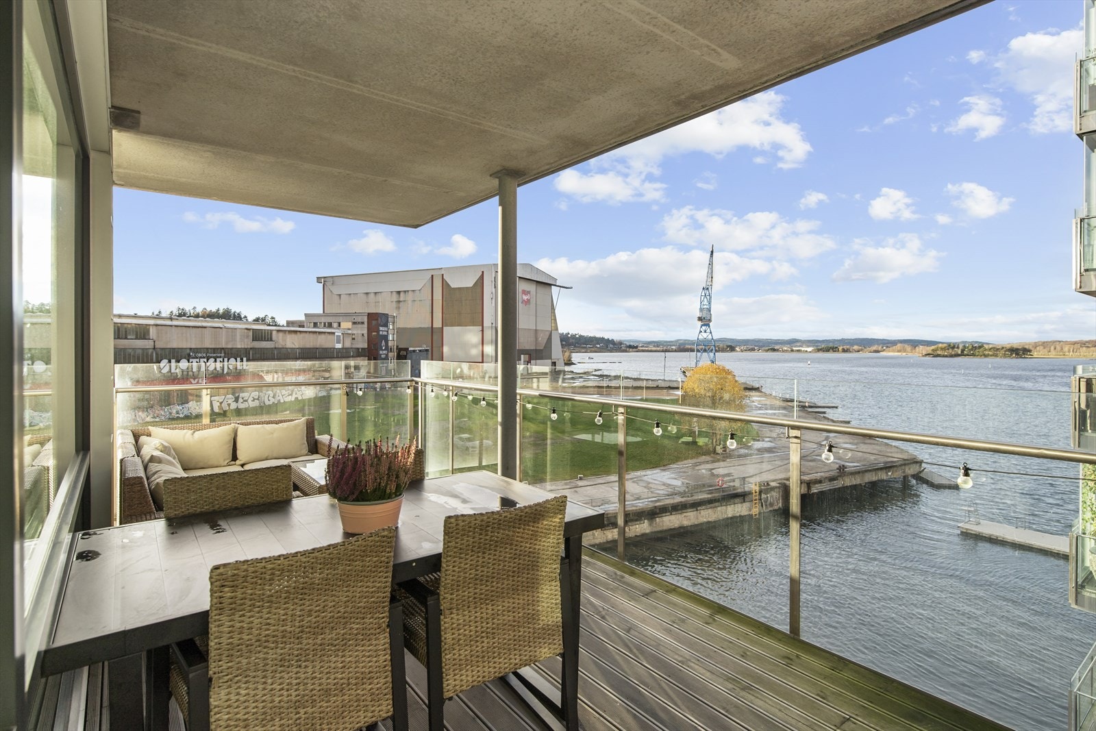 Her er det god plass til både spisegruppe, loungemøbler og grill. Galleribilde