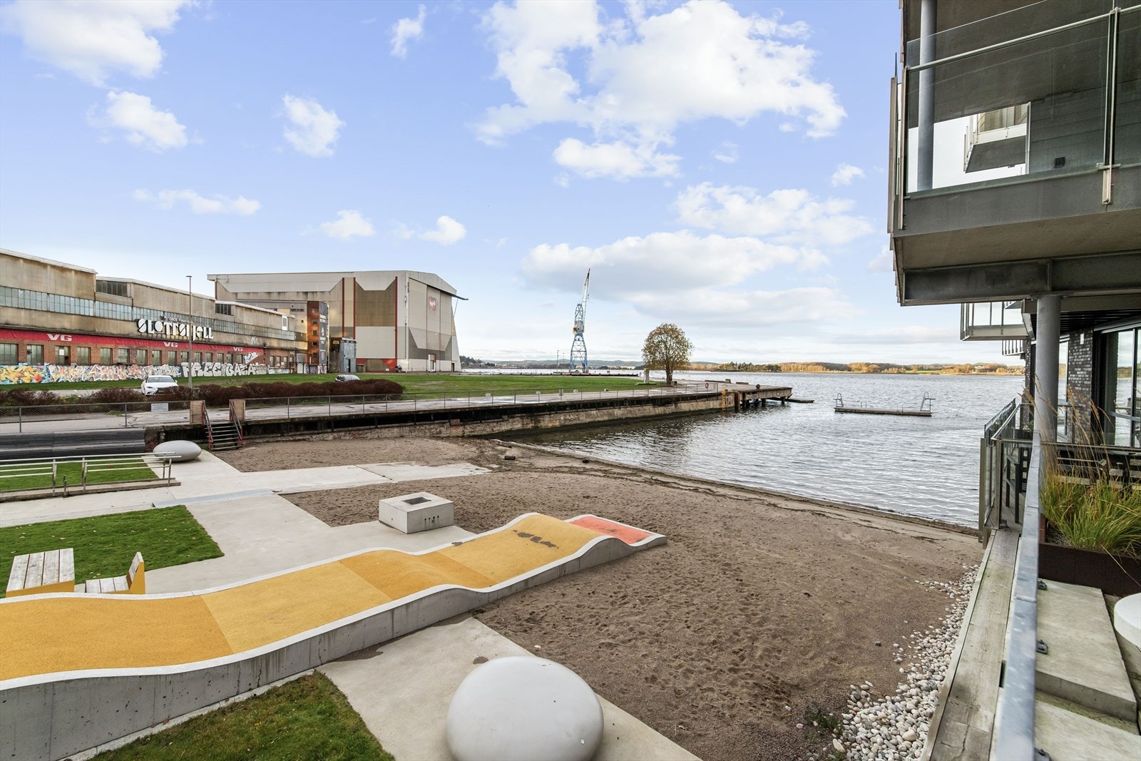 Her kan man flytte rett inn og bo komfortabelt i en lettstelt leilighet uten behov for vesentlig vedlikehold i overskuelig fremtid. Velkommen til visning! Galleribilde