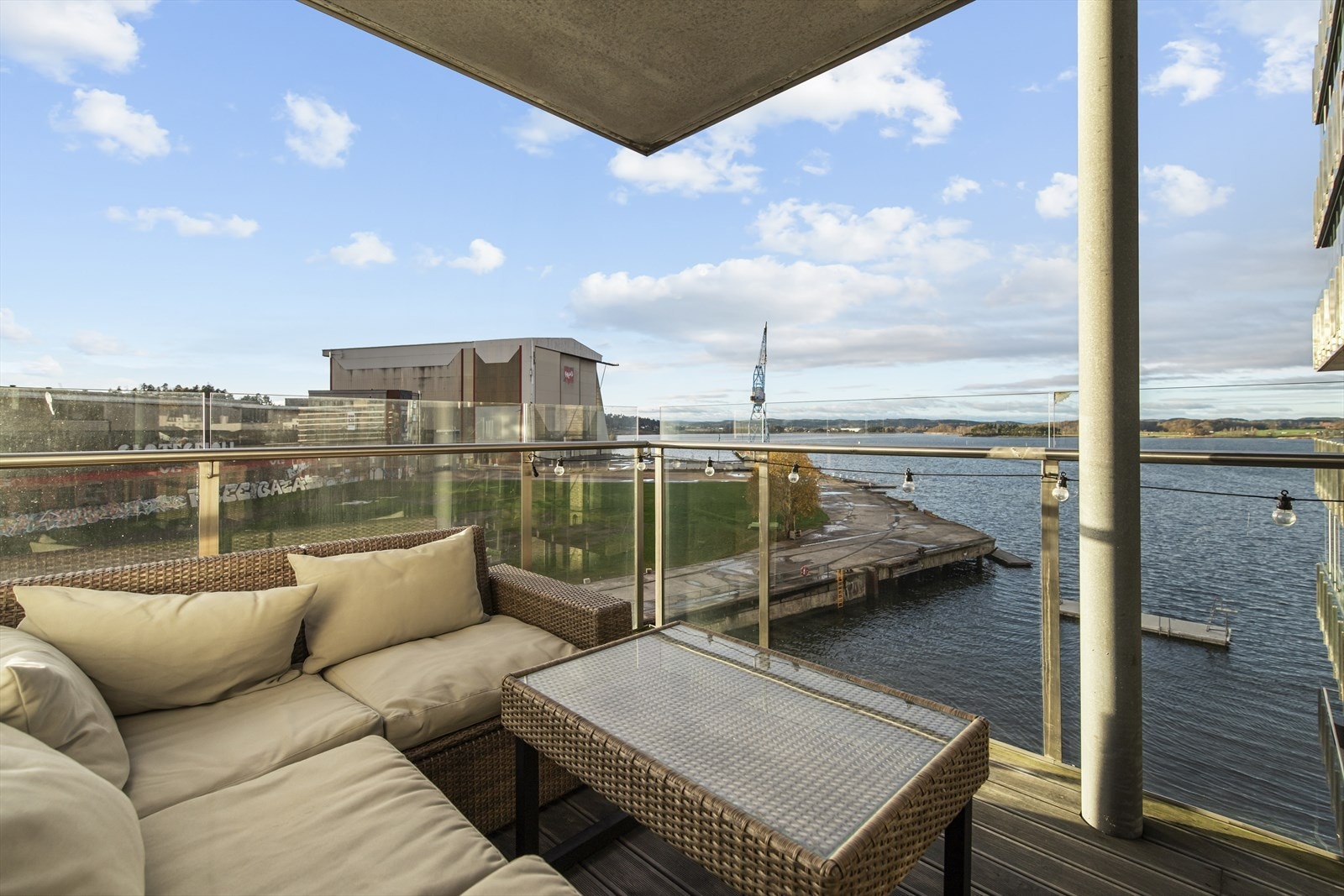 Fra stuen er det utgang til en romslig balkong med nydelig utsikt mot sjøen og meget gode solforhold fra formiddag til kveld. Galleribilde