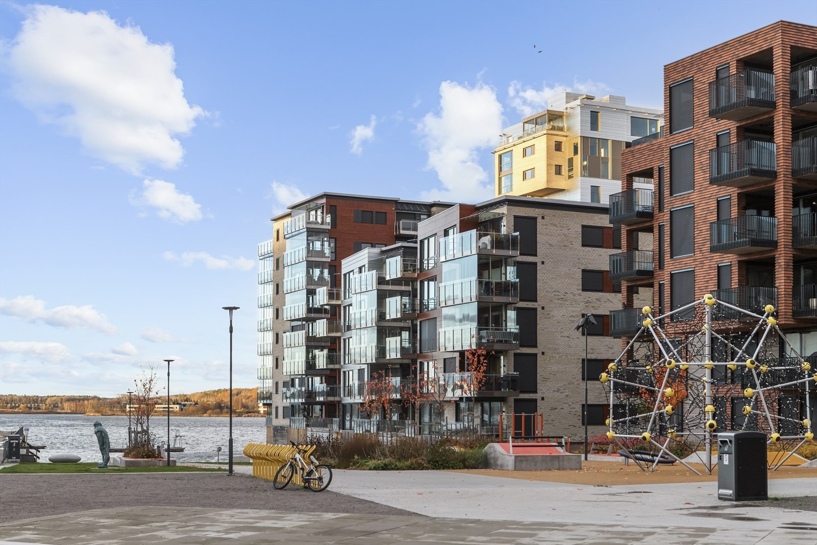 På utsiden av døren er det umiddelbar nærhet til felles badebrygge og strand. Ellers frodig og fint med sittegrupper, interne gangveien og rikelig med beplantning. Galleribilde