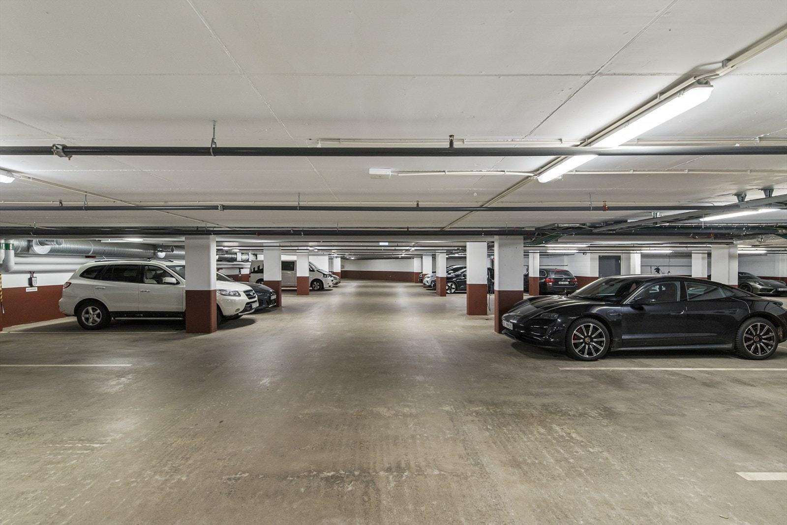 Leiligheten disponerer egen parkeringsplass i felles garasjeanlegg under bygget. Her er det montert elbillader. Galleribilde