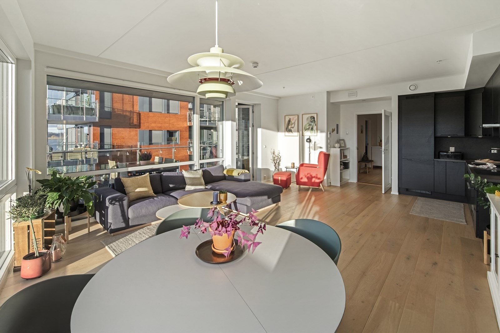 Boligen holder en gjennomgående høy teknisk standard og fremstår med kvalitetsmessige og funksjonelle løsninger. Galleribilde