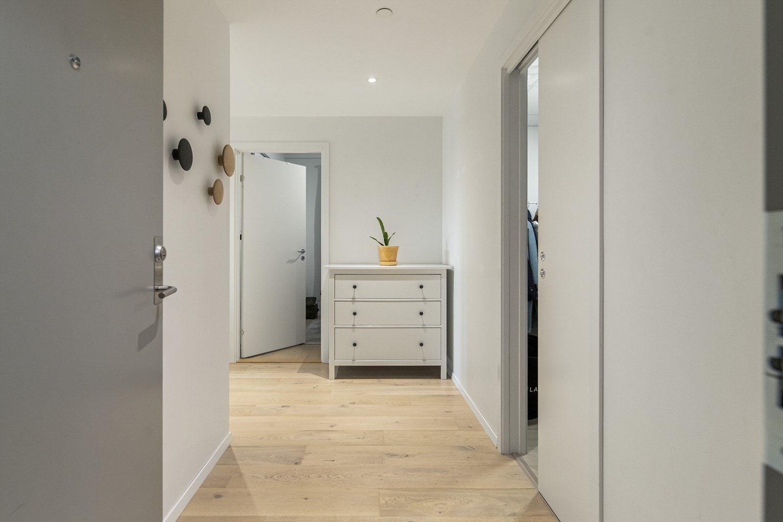 Entréen gir et meget godt førsteinntrykk med sin romslige utforming og plass til oppbevaring av yttertøy i garderobeskap. Galleribilde